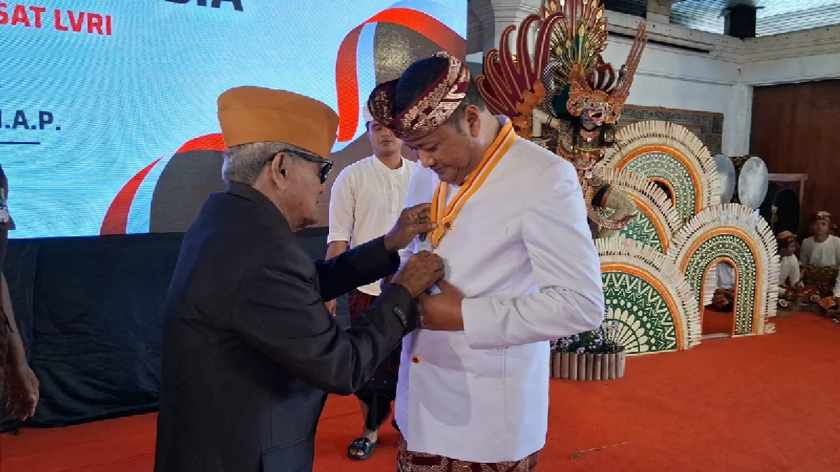 Bupati Mahayastra Terima Penghargaan Bintang LVRI