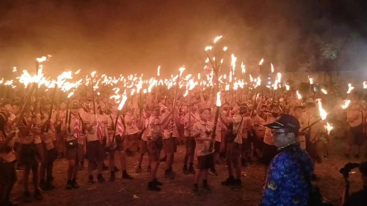 Ribuan Pelajar Tegallalang Pawai Obor, Semarak HUT ke-81 RI Berpadu Kearifan Lokal Bali
